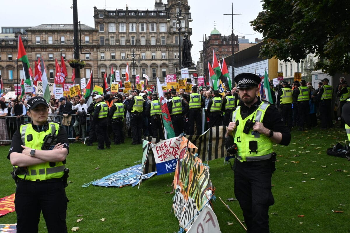 Photo essay: Glasgow's anti-immigration protest 3