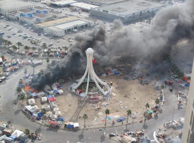 Tents burning as security forces storm Pearl Roundabout, Bahrain