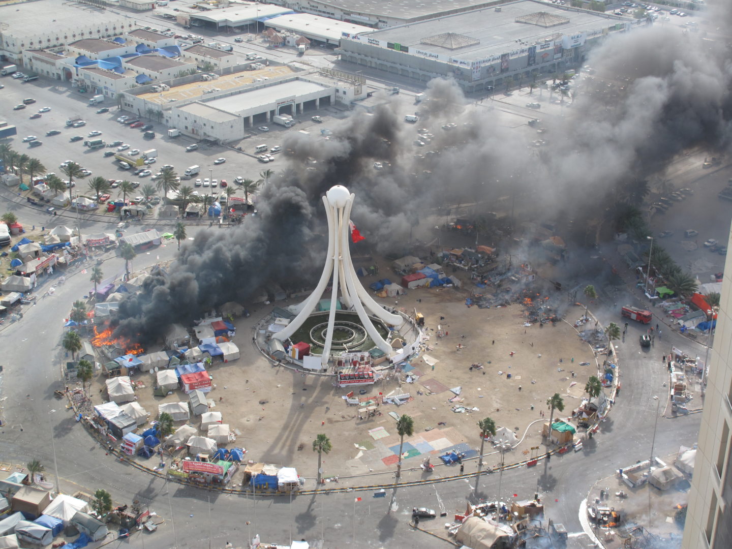 Tents burning as security forces storm Pearl Roundabout, Bahrain