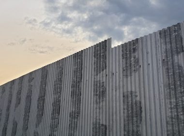 Arms company Raytheon benefits from border wall contracts